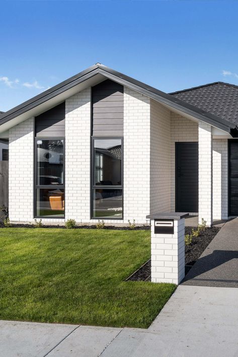 Bricks Euro Range – Midland Brick NZ Brick Facade Renovation, White House Exterior Australia, White Cladding Exterior, Old Brick House Exterior Makeover, White Brick House Exterior, Renovation Old House, Midland Brick, Weatherboard Exterior, Brick House Colors