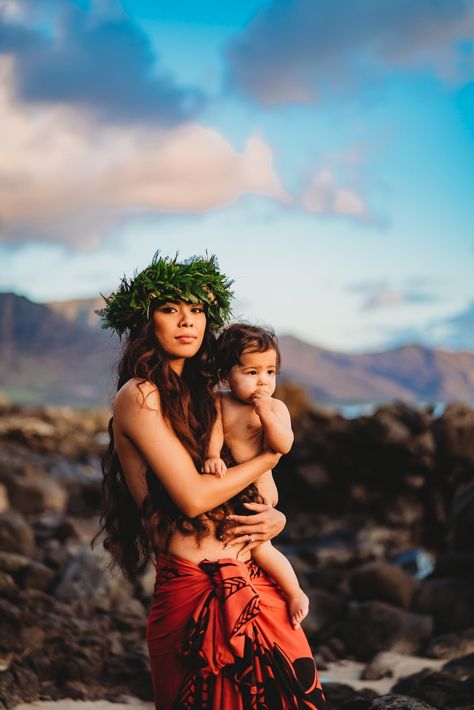 Oahu, Hawaii Family Photographer | Makuahine, o ka hoopaa (Mother's Bond) — Island Heart Photography Mermay 2024, Hawaiian Woman, Hawaiian Dancers, Family Photoshoot Outfits, Hawaiian Art, Motherhood Photography, Heart Photography, Hawaiian Culture, Polynesian Culture