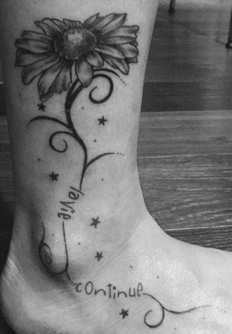 Tattoo Daisy flower saying "la vie continue", french for life goes on Tattoo Daisy Flower, Quote Tattoos, Flower Quotes, Little Tattoos, Couple Tattoos, Life Goes On, Daisy Flower, For Life, Tattoo Quotes