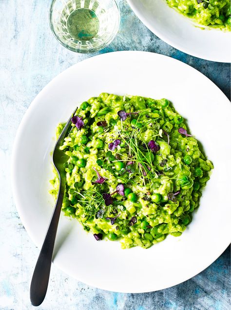 Cool Dinner Ideas, Summer Risotto, Vegetable Risotto Recipes, Risotto Verde, Broad Bean Recipes, Dinner Ideas Vegetarian, Low Calorie Vegetarian Recipes, Tuscan Food, Italian Risotto