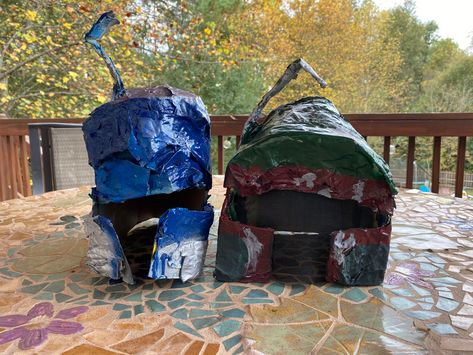 DIY Halloween costume idea. Learn how to make your own easy masks, helmets, or hats with paper, cardboard, glue and paint. #mando #mandolorian #kids #diycostume #diy #papermache #papiermache #starwars #stormtroopers #halloween #costume #creativekids starwarsart #art #teens #tweens #familyfun #familyart #familycostume #familyhalloween Mandalorian Mask Diy, Homemade Mandalorian Costume, Paper Mache Helmet Diy, Diy Mando Helmet, Mandalorian Helmets, Cardboard Stormtrooper Helmet, Star Wars Masks, Mandalorian Helmet, Costumes For Halloween