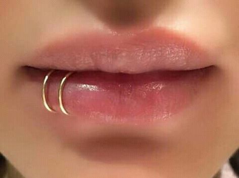 Lip Piercings Spider Bites, Percinings Lip, Spider Bites Piercing Aesthetic, Gold Lip Ring, Piercing Cara, Lip Percinings, Gold Lip Piercing, Piercing Labret Lateral, Lip Piercings Aesthetic