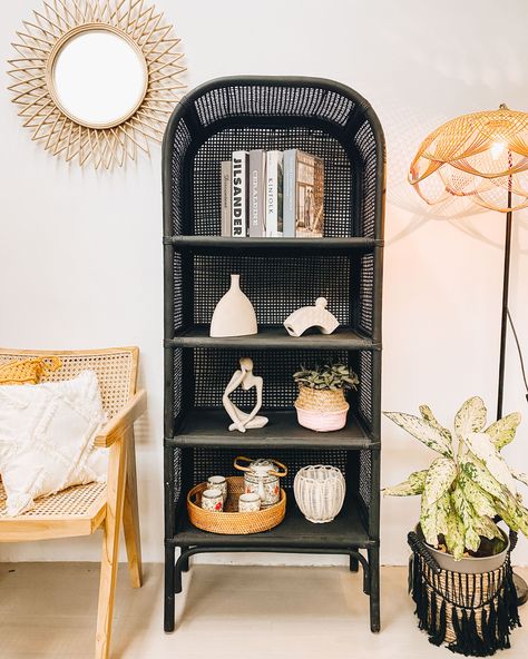 Rattan And Black Decor, Black Rattan Bedroom Ideas, Black And Rattan Living Room, Black Rattan Bedroom, Rattan Shelf Styling, Black Rattan Furniture, Black Wicker Furniture, Rattan Home Decor, Rattan Bedroom