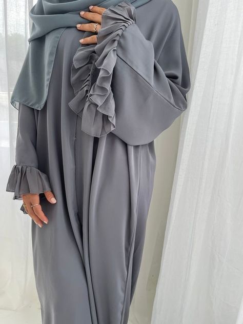 The fabric is very beautiful maybe a little bit transparent. The only problem is palm trees that are very stiff perhaps after washing it softens. Alimah Graduation, Eid Abaya Outfit, Abaya Sleeves Design, Abaya For Eid, Abaya Sleeves, Aesthetic Abaya, Abaya Business, Grey Abaya, Abaya Aesthetic