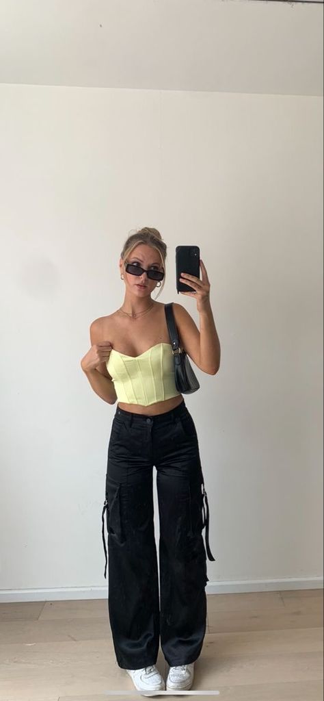 Cargo Pant And Corset, Cargo Night Out Outfit, Black Cargo Pants Night Outfit, Casual Black Cargo Pants Outfit, Black Cargo Pants Outfit Going Out, Night Out Cargo Pants Outfit, Black Cargo Pants Outfit Night Out, Summer 2023 Going Out Outfits, Summer Outfits City Casual