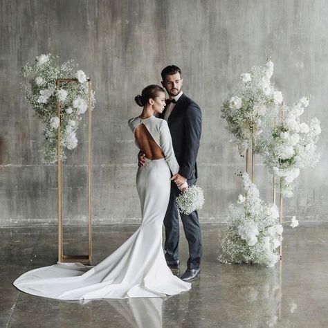 Wedding Alter Flowers, Wedding Pillars, White Wedding Arch, Gypsophila Wedding, Wedding Alters, White Wedding Theme, Wedding Backdrop Design, Wedding Arbour, Wedding Altars