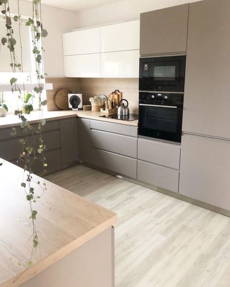 White And Wood Interior Design Modern, Wooden Flooring Kitchen Modern, Kitchen Interior Wooden Floor, White And Wooden Kitchen Modern, Kitchen Design With Wooden Floor, Wooden Worktop Kitchen Modern, Wooden Kitchen Aesthetic, Light Colours Kitchen Ideas, Neutral And Wood Kitchen