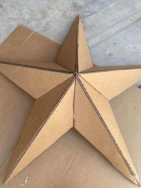 Diy Cardboard Star Tree Topper, Diy Cardboard Xmas Decor, Christmas Tree Diy Cardboard, Diy Cardboard Christmas Crafts, Diy Large Star Decoration, Cardboard Diy Christmas Decorations, Papier Mache Christmas Tree, Xmas Stars Diy, Stars Diy Decoration