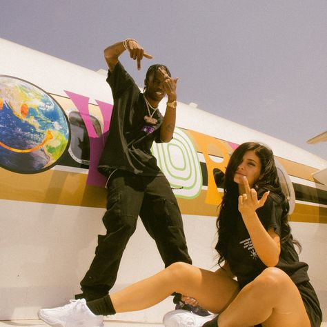 Kylie And Travis Scott, Spiegel Selfie, Kylie Travis, Looks Kylie Jenner, Travis Scott Wallpapers, Kylie J, King Kylie, Grunge Look, Kendall And Kylie