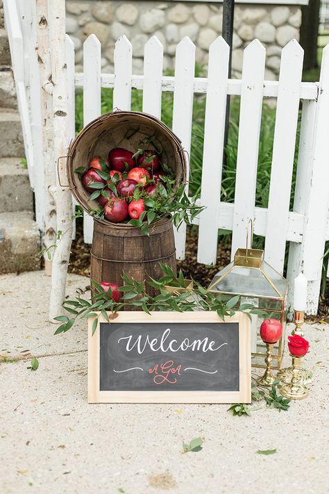 Fall Wedding Photo Booth Ideas, Apple Festival Decorations, Apple Theme Decor, Apple Theme Gifts, Apple Wedding Decor, Fall Wedding Design, Apple Balloon Arch, Apple Arch, Fall Basket Ideas Decor