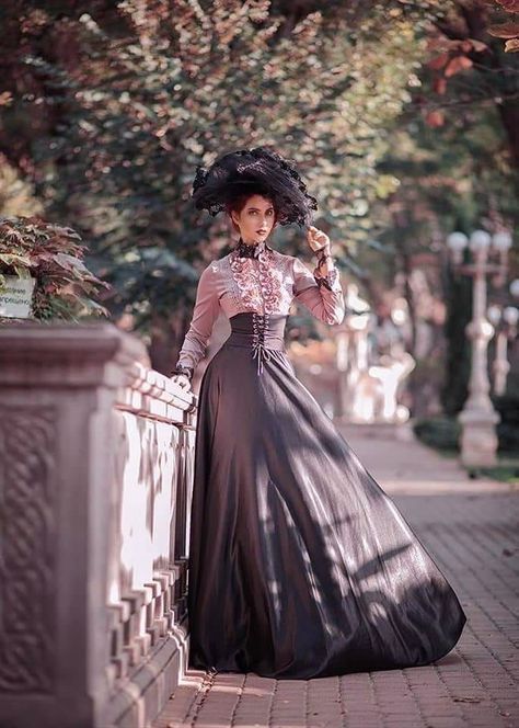 English Outfit, High Low Ball Gown, Victorian Era Dresses, Victorian Costume, Fashion Corner, Victorian Clothing, Victorian Women, Historical Costume, Historical Dresses