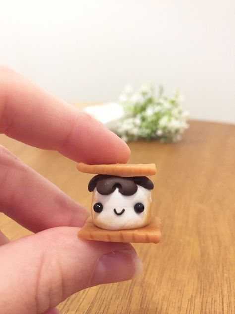 This cute little S'more magnet is the perfect addition to your summer fridge! Buy this as a gift for your camp-loving friend! Each piece is fitted with an N52 ultra strength magnet that is 8mm x 3mm.  Magnets vary in size, ranging from 3/4-1 inch.  Due to the handmade nature of these pieces, each magnet may vary slightly from the picture shown, but due to that fact, are one of a kind! Please don't hesitate to contact me for further questions! S'more magnet| Marshmallow magnet| Happy Camper gift| Tiny Clay Ideas, Polymer Clay Magnets Ideas, Clay Magnet Ideas Easy, Mini Clay Animals, Clay Magnet Ideas, Modeling Clay Ideas, Ceramic Lessons, Magnet Making, Food Magnets