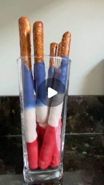 Hannah Gray | One Sweet Mama on Instagram: "Red, white, and blue candy melts + pretzel rods. Easy and kid friendly! 🇺🇸🇫🇷🇬🇧🇵🇷" Patriotic Pretzels, Red White And Blue Candy, Military Party Ideas, Patriotic Crafts Diy, Military Party, Pretzel Rods, Blue Candy, Patriotic Crafts, Candy Melts