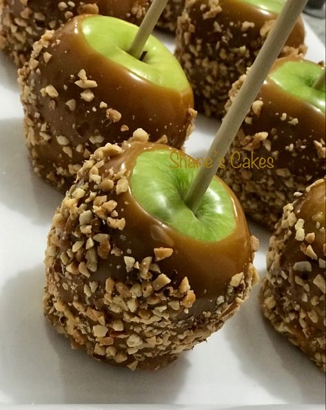 Caramel Apple Aesthetic, Caramel Apples Aesthetic, Halloween Pastries, Thankful Board, Apples And Caramel, Desserts Apple, Autumn Aura, Apple Treats, Chocolate Caramel Apples