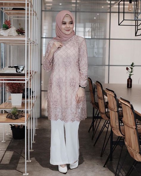 Raden Nita Nurul “mama Nta” di Instagram "Terlalu sukaaa sama Alana tunic nya @lr.clothe 😍💗 Warna nya cantik dan bahan nya baguus beb.. ada versi untuk non hijab nya jg.." Tunik Hijab Style, Mix And Match Outfits Hijab, Ootd Lebaran, Kebaya Modern Dress, Ootd Kondangan, Hijab Dress Party, Muslimah Wedding Dress, Gamis Dress, Dress Pesta