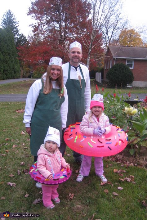 Family Halloween or Purim costumes: Bakers (mom and dad wear white button downs, aprons, and kitchen worker hats) and the kids are the donuts with decorated life preservers.  Too cute! Donut Costume, Diy Fantasia, Homemade Costumes, Halloween Pins, Halloween Costume Contest, Creative Costumes, Group Halloween Costumes, Family Costumes, Family Halloween Costumes