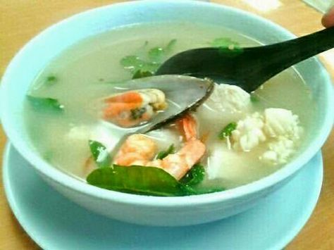 Potak Seafood Soup Thailand Recipe in 10 Minutes! You don't need to cook the soup broth for hours. Learn how to cook your seafood soup in a matter of minutes. Thai Seafood Soup, Spicy Seafood Soup, Thai Seafood, Seafood Soup Recipes, Spicy Seafood, Thai Soup, Easy Seafood, Thailand Food, Fish Soup