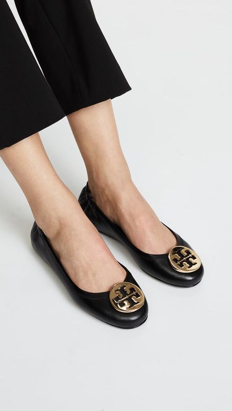 Tory Burch Minnie Flats Outfit, Tory Burch Ballet Flats Outfit, Tory Burch Flats Outfit, Tory Burch Minnie Flats, Tory Burch Black Sandals, Flat Shoes Outfit, Comfortable Ballet Flats, Ballet Flats Outfit, Tory Burch Ballet Flats