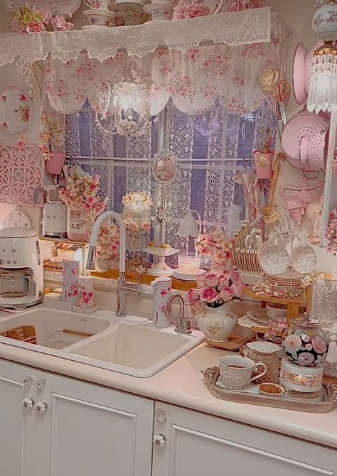 Pink Vintage Apartment, Girly Apartment Decor Kitchen, Pink Girly House, Pink Cottage House, Pink Home Interior, Vintage House Aesthetic, Vintage Pink House, Apartment Cute, Pink Victorian House