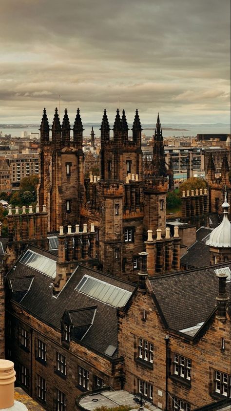 Scotland Aesthetic Wallpaper, Scotland Aesthetic, Seni Vintage, Dark Academia Aesthetic, Edinburgh Scotland, Academia Aesthetic, Old Buildings, Foto Inspiration, City Aesthetic