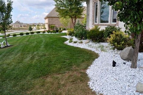 30 Awesome Front Yard White Rock Landscaping Ideas | Decor Home Ideas White Landscaping Rock, Diy Rock Landscaping Ideas, Gravel Backyard, Rock Yard, Landscaping Rock, White Gravel, Landscaping Around House, Rock Landscaping Ideas, Stone Landscaping