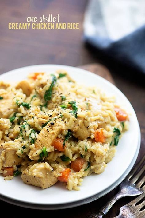 This creamy chicken and rice recipe is made in just one skillet with minimal prep! Comfort food in 30 minutes! Chicken Reci, Creamy Chicken And Rice, Chicken Recipes Video, Arroz Frito, One Skillet, Journaling Supplies, Food Chicken, Chicken And Rice, Skillet Chicken