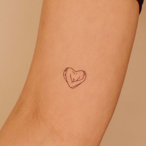 35 Simple and Small Tattoos for Women - Flymeso Blog Small Heart Tattoo, Small Feather Tattoo, Self-love Tattoo Ideas, Small Tattoos For Women, Tattoo 2024, Small Heart Tattoos, The Best Tattoos, Self Love Tattoo, Wire Knitting