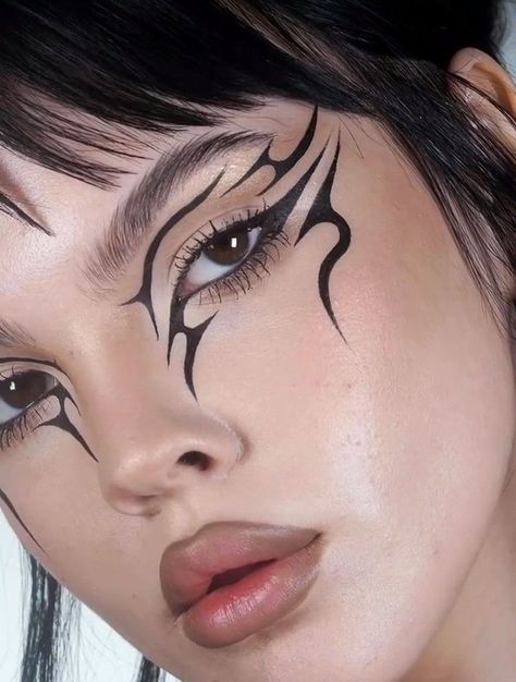 Futuristic Eyeliner, Hooded Eye Graphic Liner, Graphic Liner Makeup Hooded Eyes, Makeup With Bangs, Intense Makeup Looks, Alt Liner, Rock Eyeliner, Cool Eyeliner Designs, Cybergoth Makeup