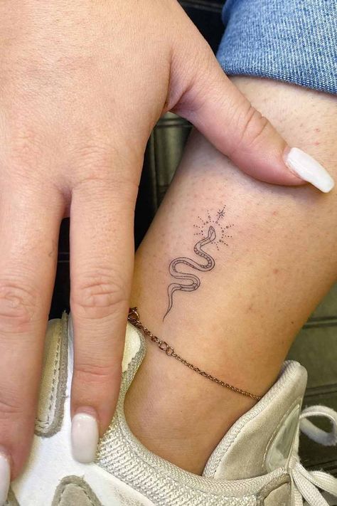 Snake Tattoo Meaning, Small Snake Tattoo, Tato Paha, Cobra Tattoo, Tato Minimal, Tato Jari, Small Snake, Ankle Tattoos For Women, Snake Tattoo Design