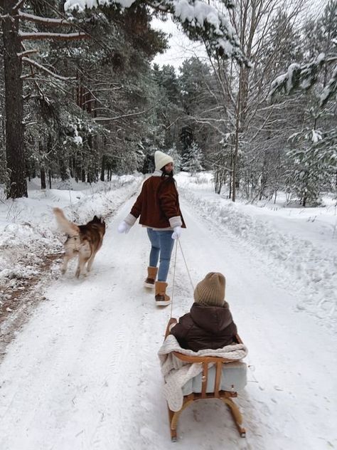 Winter Family Aesthetic, Winter Family Photoshoot, Cozy Snow, Winter Aesthetics, Family Photoshoot Poses, Winter Landscapes, Baby In Snow, Winter Inspiration, Winter Photoshoot