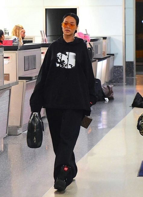 Rihanna Airport Style, Rihanna Airport, Looks Rihanna, Bad Gyal, Rihanna Outfits, Jfk Airport, Rihanna Looks, Rihanna Style, Airport Style