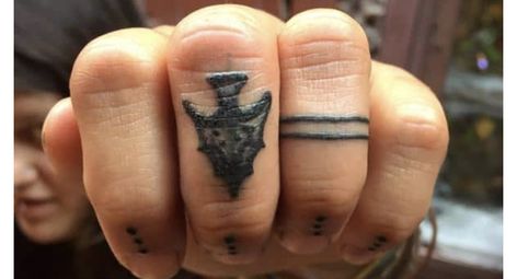 Arrowhead Finger Tattoo, Arrow Head Tattoos, Arrowhead Tattoo, Ring Finger Tattoos, Arrow Head, Finger Tattoo, Tattoo Black, Head Tattoos, Finger Tattoos