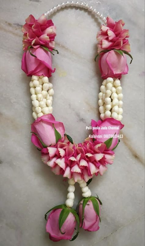 Flower Garland Diy, Indian Wedding Garland, Fresh Flower Jewelry, Kobbari Bondam, How To Make Garland, Flower Jewelry Designs, Wedding Flower Jewelry, Rose Petals Wedding, Flower Garland Wedding