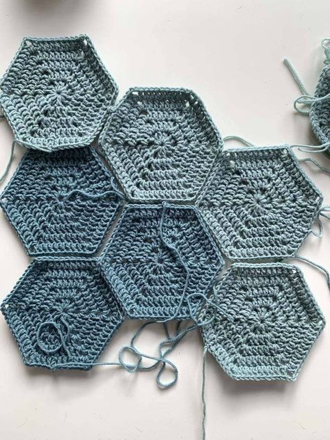 Crochet A Hexagon, Crochet Hexagons, Crochet Hexagon Blanket, Hexagon Crochet Pattern, Quick Crochet Gifts, Foundation Half Double Crochet, Simply Crochet, Crochet Pillow Cover, Crochet Terms