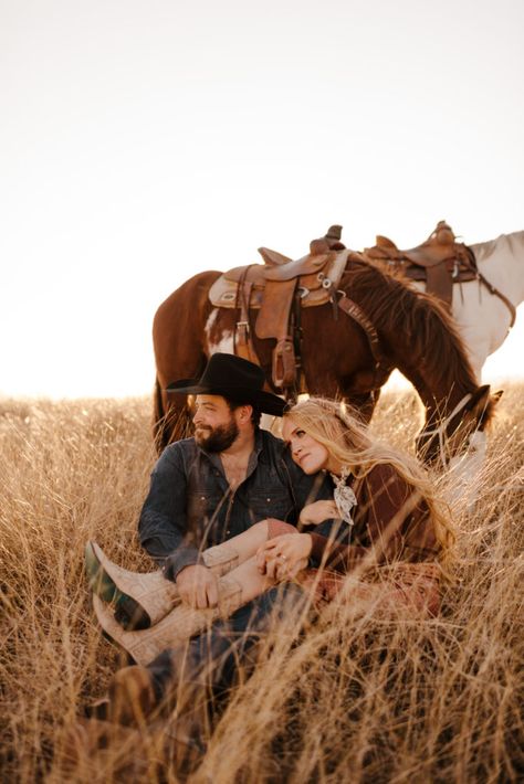 Couple Horse Photography, Horse Engagement Photos, Horse Wedding Photos, Western Engagement Pictures, Western Photoshoot Ideas, Western Engagement Photos, Horse Couple, Western Weddings, Country Couple Pictures