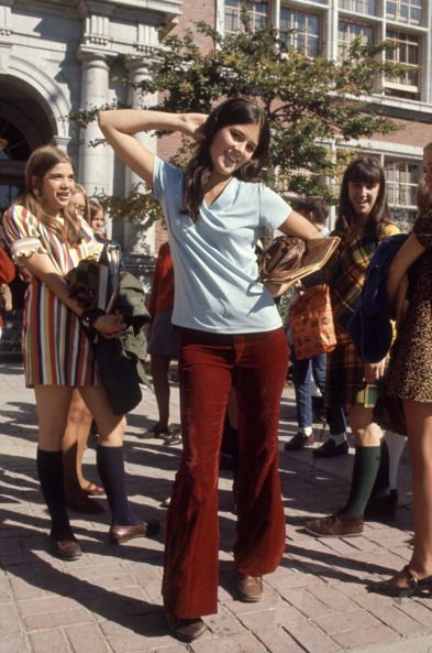 1970 Outfits Highschool, School Outfits Highschool, High School Fashion, Feelin Groovy, American Eagle Outfits, Fashion 70s, Estilo Hippie, Look Retro, Magazine Fashion