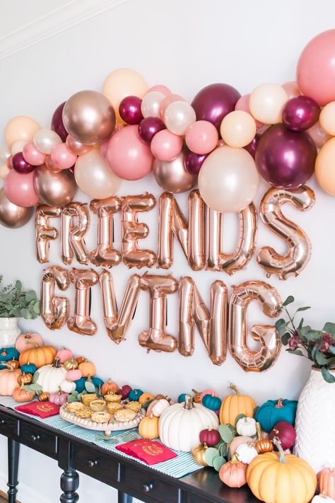 Friendsgiving Party Decorations, Thanksgiving Balloons, Friendsgiving Dinner Party Decor, Friendsgiving Food Ideas, Hosting Friendsgiving, Friendsgiving Dinner Party, 43rd Birthday, Friends Giving, Friendsgiving Decorations