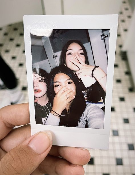 #trios#friendships#polariods#girlfriendships#school Polaroid Selfie Ideas, Polaroid Reference, Polaroid Camera Ideas, Friends Polaroid, Polaroid Ideas, Polaroid Pics, Polaroid Cameras, Polaroid One Step, Camera Ideas