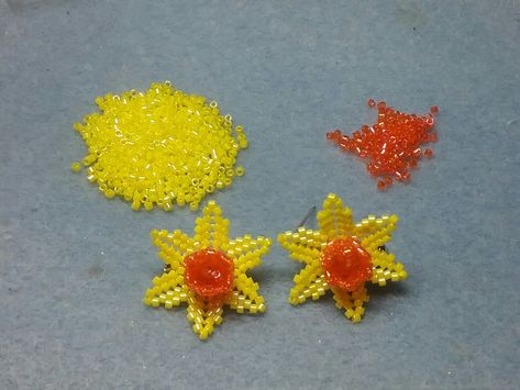 Daffodil Brooch, Shrinky Dink Crafts, Earring Beads, Metalwork Jewelry, Bead Sewing, Bugle Beads, Macrame Jewelry, Beading Tutorials, Handmade Beads