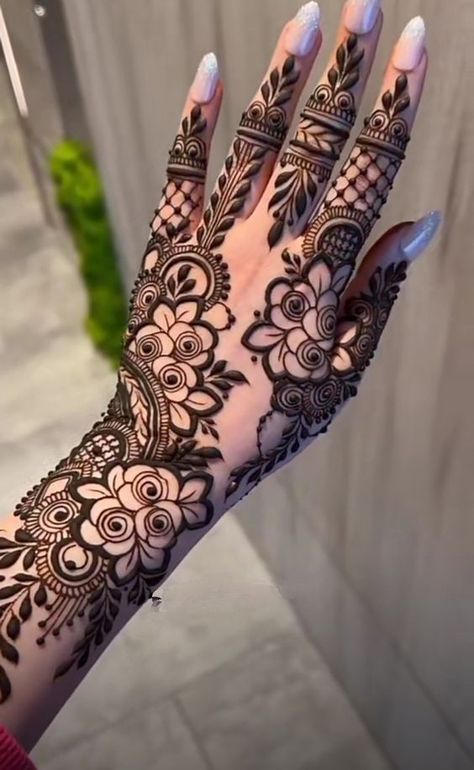 Eid Mehendi, Mehndi Designs Finger, Henna Hand Designs, Henna Flower Designs, Front Mehndi Design, Tato Henna, Eid Mehndi Designs, Eid Henna, Henna Tattoo Hand