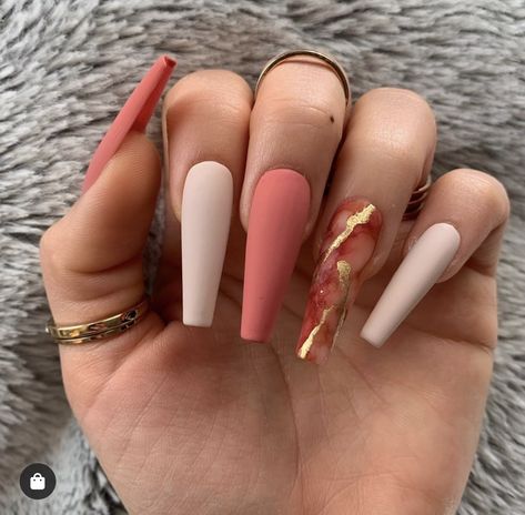 Matte Acrylic Nails Design, Pink And Nude Nails, Unghie Sfumate, Nagellack Trends, Gold Nail, Simple Acrylic Nails, Fall Acrylic Nails, Long Acrylic Nails Coffin, Coffin Nails Long