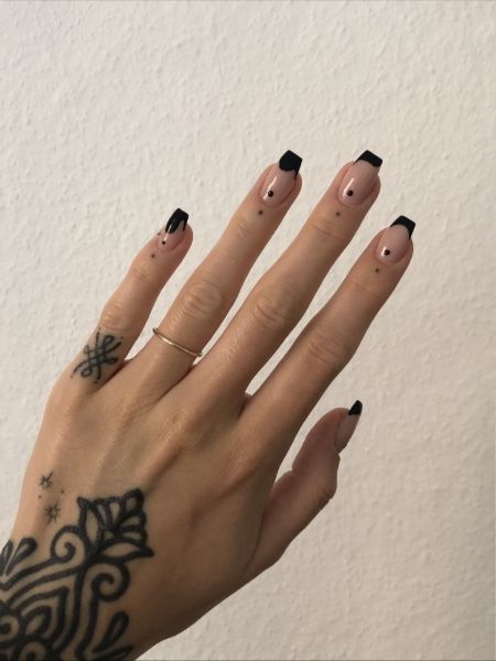 Some days ago I tried a wobbly, curvy black French tip design on my nails - I really like how it turned out. The dots in the middle just tie it together perfectly ;) Nail Design With Dots, Alternative French Tip Nails, Black French Nail, Black Dot Nails, Heart Tip Nails, Design With Dots, Black French Nails, Black French Tip, Dot Nail Designs