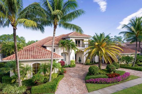 California Beach House Exterior, Modern Spanish Farmhouse, Modern Spanish Style Homes, Modern Spanish Style, Florida Mansion, Florida House Plans, Tropical Beach Houses, California Beach House, Mediterranean Mansion