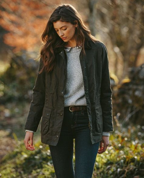 Barbour Classic Beadnell Women's Waxed Jacket | Olive⁠ Barbour's Country range offers the timeless Beadnell jacket, which is crafted from their signature Sylkoil waxed cotton. This material ensures long-lasting protection against the elements, while the inner lining features the recognizable Classic Tartan pattern. The relaxed fit of the jacket is enhanced by the inclusion of two stud-fastened vents at the back, which provide both comfort and a feminine silhouette. Other notable features incl... Relaxed Preppy Outfits, Barbour Beadnell Jacket Women Outfit, Waxed Jacket Womens, Women’s Barbour Jacket Outfit, Barbour Beadnell Outfit, Olive Green Quilted Jacket Outfit, Country Casual Outfits Women, Old English Outfit, Field Jacket Outfit Womens