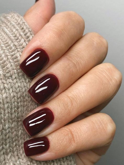 Shellac Nail Colors Fall 2022, Nail Idea For Dark Skin, Square Acrylic Nails Autumn, Dark Bordeaux Nails, Mail Colors 2023 Winter, Short Nail Colours, Deep Maroon Nails, Short Burgundy Nails, Burgundy Gel Nails