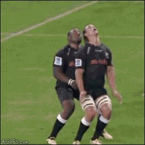 #gif When you need motivation to get through strength training, imagine needing to protect your teammate like this. I still love how the opposing side runs up and helps too instead of being dicks. That's rugby my friends. Win Photos, Rugby Jokes, Rugby Videos, Rugby Memes, Rugby Funny, Nicole Williams, Rugby Sport, I Got Your Back, Need Motivation