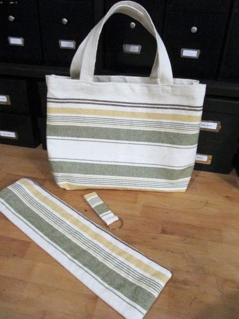 Sew Many Ways:  Make a tote bag, a wine bag, and a keychain - just 3 placemats! Tote Bag Tutorial, Sewing Things, Fabric Placemats, Tote Bags Sewing, Sewing Purses, Diy Tote Bag, Small Sewing Projects, Patchwork Bags, Wine Bag