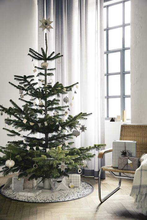 If minimalist style is your thing, there are ways to make your holiday decorations reflect your sleek, modern decor. Try these Incredibly Chic Modern Minimalist Christmas Trees as inspiration (they're also alternatives to christmas tree stands!) Modern Jul, Natal Natural, Štědrý Den, Scandinavian Christmas Trees, Minimalist Christmas Decor, Scandinavian Christmas Decorations, Simple Tree, Minimalist Christmas Tree, Modern Christmas Tree