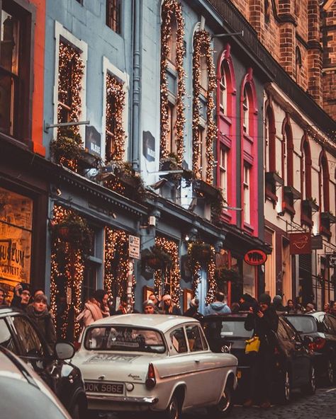 This is one of my favourite pictures from my trip to Edinburgh. Buildings with fairy lights just look so cute, don't you agree? • • #discoverunder5k #shinyhappybloggers #edinburgh #travelphotography #canonphotography #citytravel #vintage #bloggerstribe @thisisedinburgh Scotland Study Abroad, Scottish Aesthetic, Victoria Street Edinburgh, A Phone Wallpaper, Edinburgh Christmas, Scotland Aesthetic, Study Abroad Travel, Car Photo, Scottish Castles