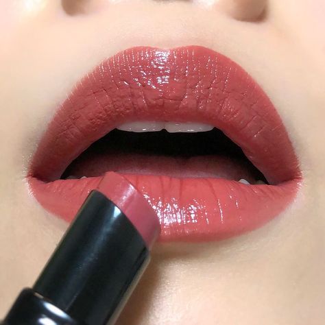 Bobbi Brown Cosmetics on Instagram: “Claret Luxe Shine Intense Lipstick is the perfect shade when you can’t decide between wearing a red, a berry, or a nude lip.  Pc:…” Bobbi Brown Luxe Shine Intense, Bobbi Brown Lip, Mac Lipstick Shades, Fall Lipstick, Lip Colours, Korean Makeup Look, Berry Lips, Creme Lipstick, Red A